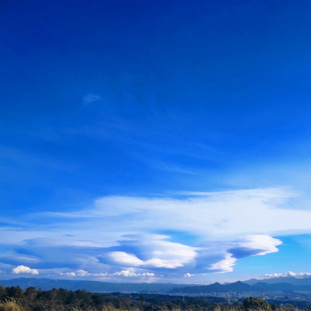 青空に泳ぐ雲　sorriso carino https://sorrisocarino.com/wp-content/uploads/2024/04/sorriso-carino-空と雲-scaled.jpg