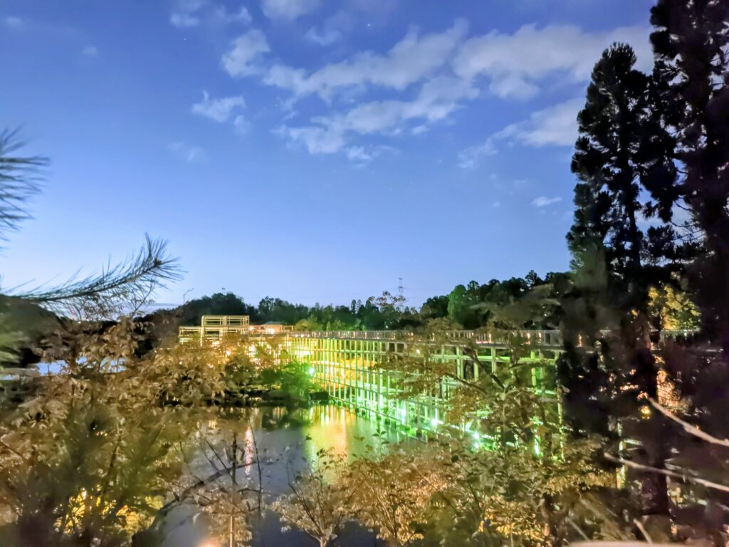けいはんな記念公園 水景園の観月橋 https://sorrisocarino.com/wp-content/uploads/2026/10/けいはんな記念公園-scaled.jpg